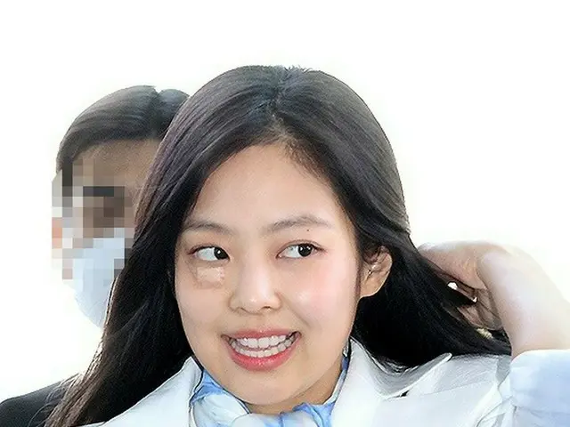 【空港写真】「BLACKPINK」ジェニー、顔の絆創膏が痛々しい…フランス・パリへ