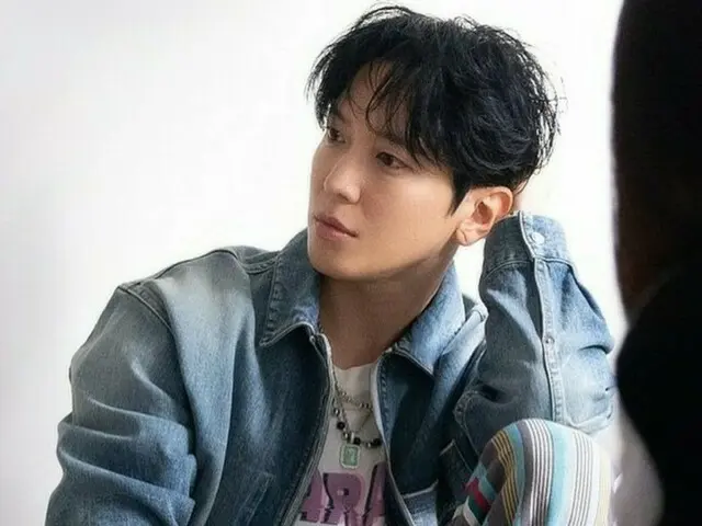 「CNBLUE」ジョン・ヨンファ、カラフルなファッションで仔犬のような魅力