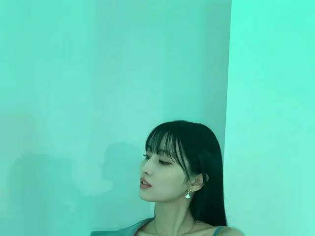「TWICE」モモ、肩をチラ見せしてちょっぴりセクシー
