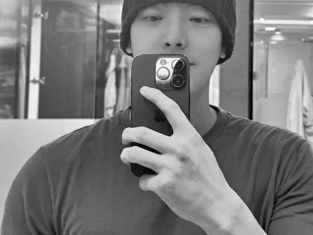 俳優キム・ウビン、ニット帽にTシャツの素朴な近況ショット…目を引く肩幅