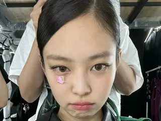 「BLACKPINK」ジェニー、絆創膏しても変わらない美貌…ヒップなファッショニスタ