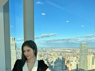 「TWICE」サナ、優雅なワンピースで青空をバックにパシャリ！