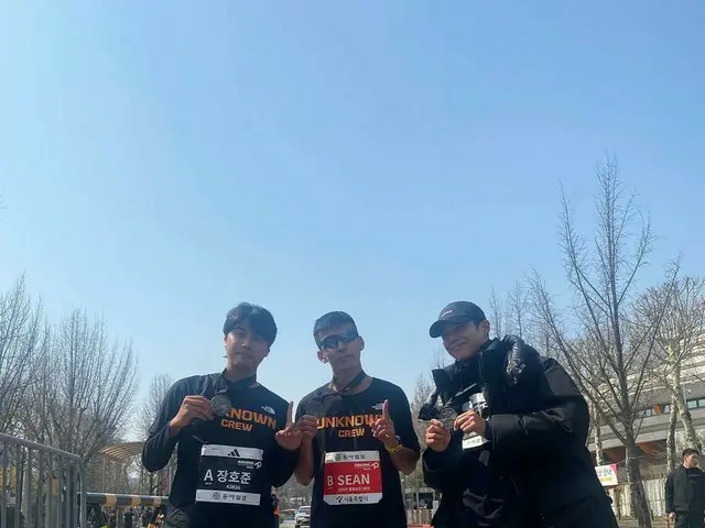 俳優パク・ボゴム、初の10kmマラソン完走してションと一緒に記念ショット
