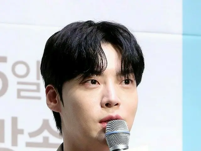 【フォト】俳優アン・ジェヒョン、週末ドラマ「本物が現れた！」の制作発表会に参加…4年ぶりのドラマ復帰