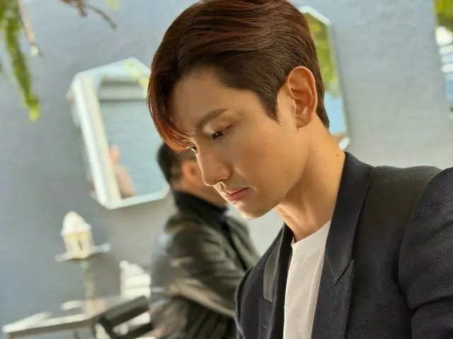 「東方神起」チャンミン、午後のカフェに座っているだけなのにまるでグラビア