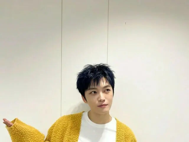 キム・ジェジュン、イエローのカーディガンでキュートな魅力発散