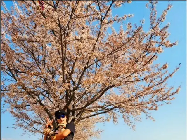 俳優イ・ジュンギ、愛犬と共に桜の下で余裕を楽しむ（動画あり）