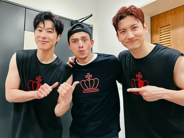 「東方神起」チャンミン、さいたま公演を終えてファンたちに感謝…満島真之介とのスリーショットも公開