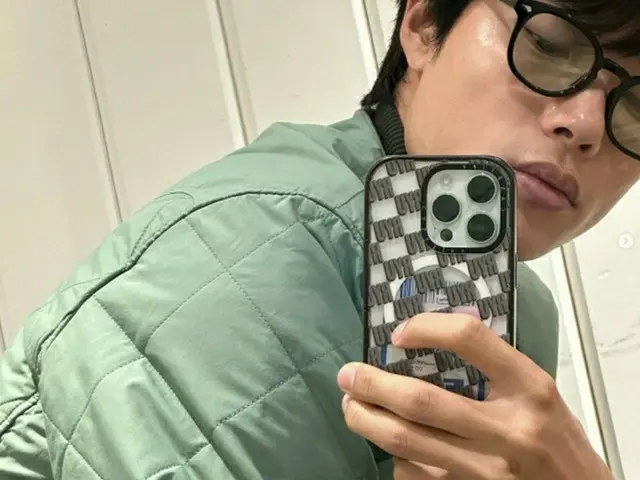 俳優リュ・ジュンヨル、超近接で自信に満ちたミラーセルフィー