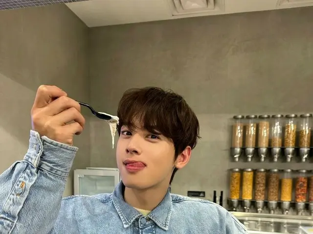 チャウヌ（ASTRO）、アイスクリームを持ってかわいい表情にキュンキュン…ロサンゼルスで彼氏ショット大放出