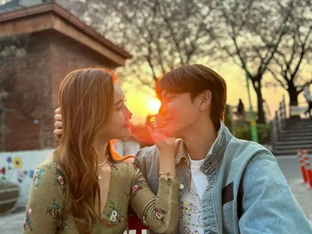 “5月結婚”SE7EN♥イ・ダヘ、愛情があふれるアイコンタクト…BADAとお祝いに感謝