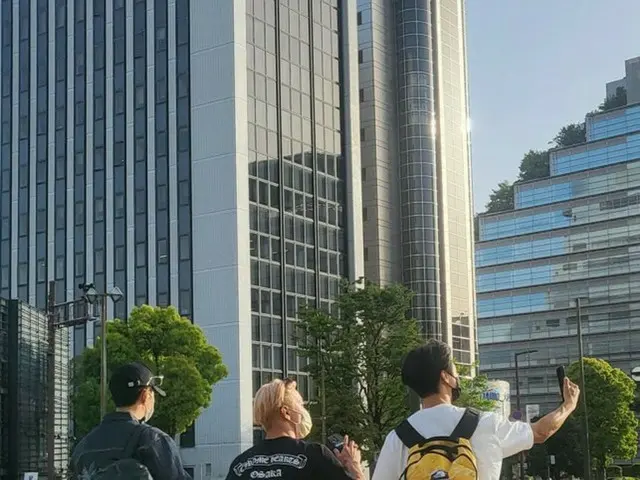 「CNBLUE」イ・ジョンシン、まるで青春ドラマのワンシーンのよう…ジョン・ヨンファ＆カン・ミンヒョクと福岡の街を楽しむ