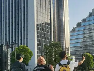 「CNBLUE」イ・ジョンシン、まるで青春ドラマのワンシーンのよう…ジョン・ヨンファ＆カン・ミンヒョクと福岡の街を楽しむ
