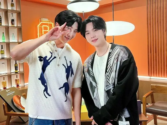 「BTS（防弾少年団）」SUGA＆RM、仲良しツーショットを公開…“永遠にポラヘ”