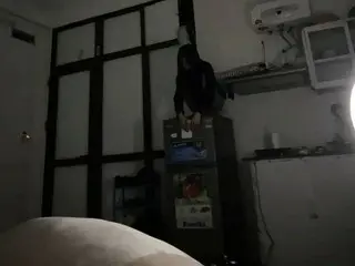 （恐怖写真注意）一緒にペンションで遊びに行った友達が真夜中に冷蔵庫の上に登って私を見つめていました
