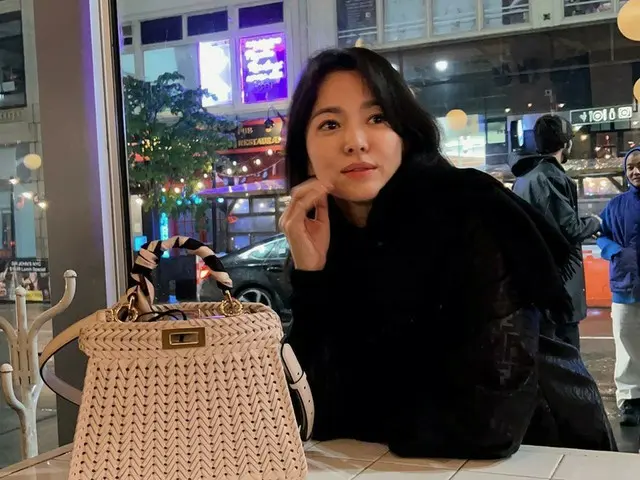 女優ソン・ヘギョ、「百想芸術大賞」で最優秀演技賞を受賞してニューヨークへ…モノクロでもカラーでも女神美貌
