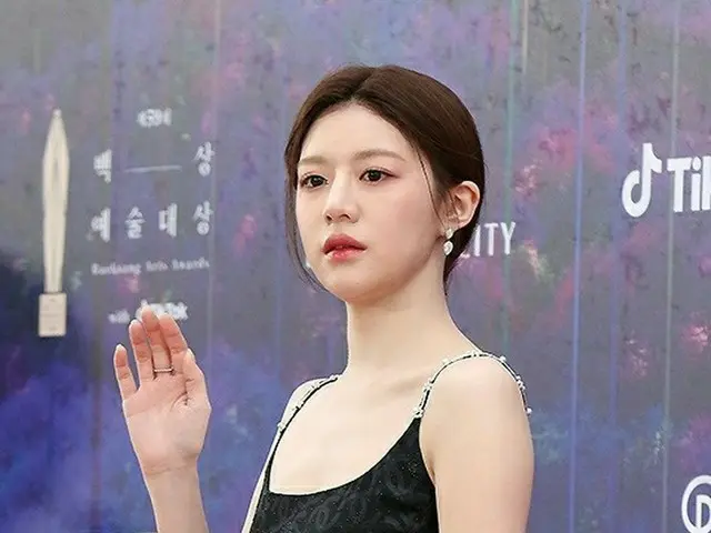 緊張して固まってしまったように見える女優コ・ユンジョン