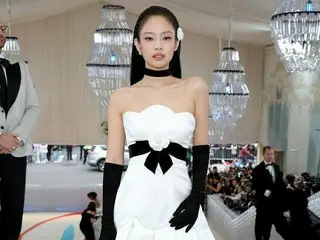 2023年メットガラのレッドカーペットを歩くJENNIE（BLACKPINK）