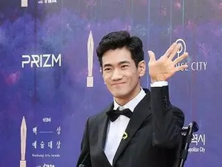 脳病変障害者の俳優ハ・ジソン、百想芸術大賞レッドカーペット