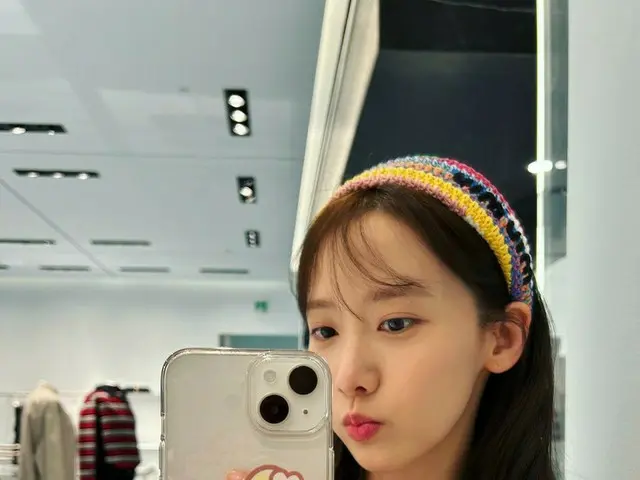 「少女時代」ユナ、かわいい花のヘアバンドをしたスマホグリップに“私もヘアバンド”…清純美爆発