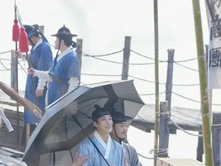 俳優ウ・ドファン、「朝鮮弁護士」のビハインドスチール公開…いたずらっ子のような魅力爆発