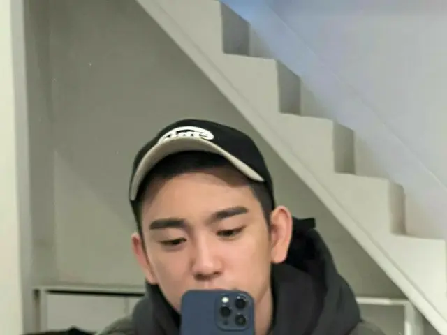 「GOT7」ジニョン“入隊D-1”、短く切った髪を公開…BamBam“いってらっしゃい兄さん。待ってるから”