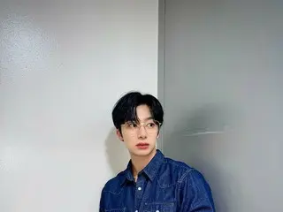 「MONSTA X」ヒョンウォン、デニム・オン・デニムに透明めがね…きょうの「インガ」ファッション