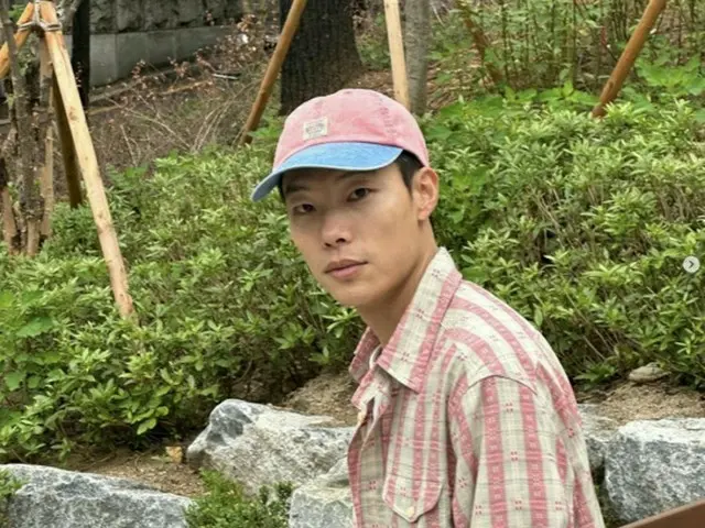 俳優リュ・ジュンヨル、ラブリーなファッションで可愛さ満点…「男はやっぱりピンク」