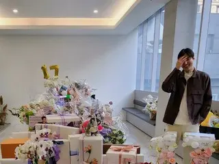 俳優イ・ミンホ、二重の慶事とたくさんのプレゼントに照れ笑い
