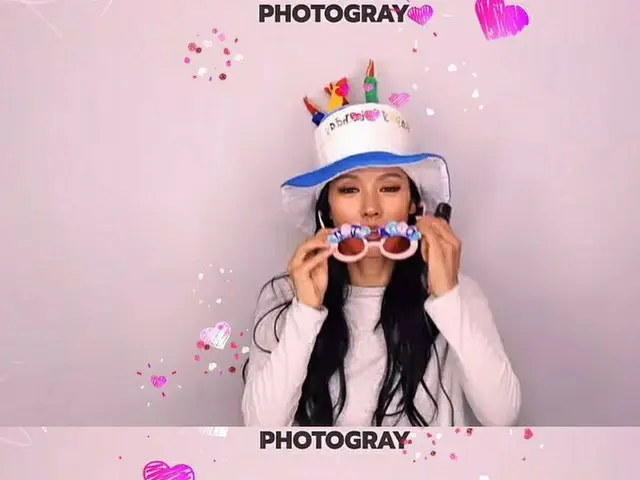 歌手イ・ヒョリ、44歳の誕生日をセルフでお祝い‥即席写真もグラビアにする美貌