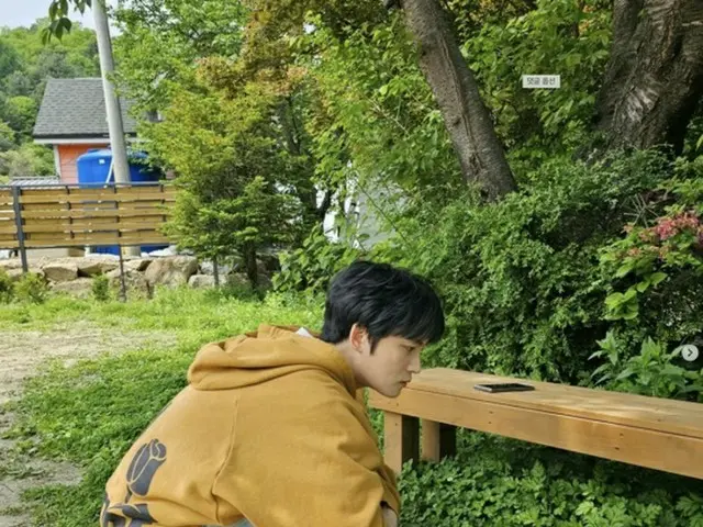 歌手ジェジュン、しゃがみこんで探し物…「四つ葉のクローバーを探して」