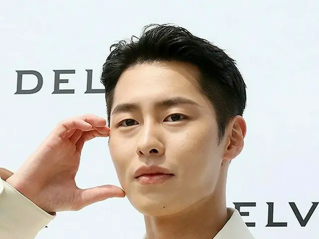 【フォト】俳優イ・ジェウク、レザーグッズブランド“デルヴォー（Delvaux）”のイベントに参加…さわやかほっぺハート