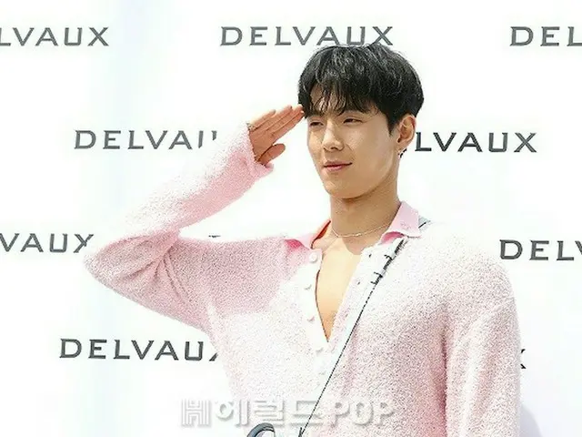 【フォト】「MONSTA X」ショヌ、レザーグッズブランド“デルヴォー（Delvaux）”のイベントに参加…敬礼！
