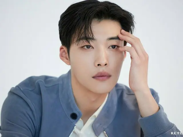 俳優ウ・ドファン、グラビアビハインドカットを公開…クールでさわやかな魅力
