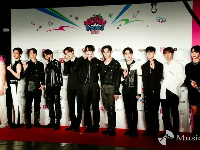 THE BOYZ、クールなモノトーンコーデ　ハートマークや笑顔みせる