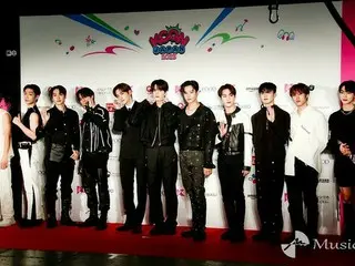 THE BOYZ、クールなモノトーンコーデ　ハートマークや笑顔みせる