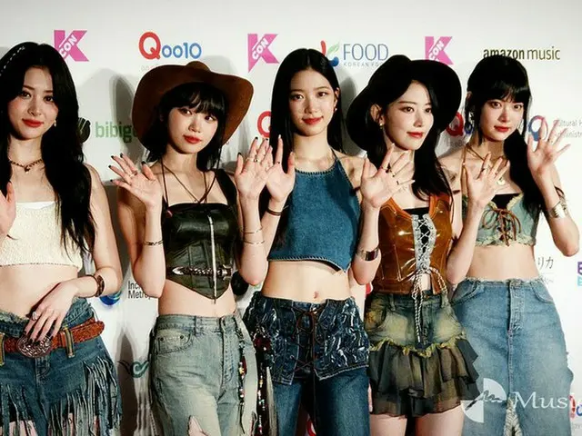 LE SSERAFIM、カウガール衣装をクールに着こなし　美ウエスト＆美脚ちら見せ