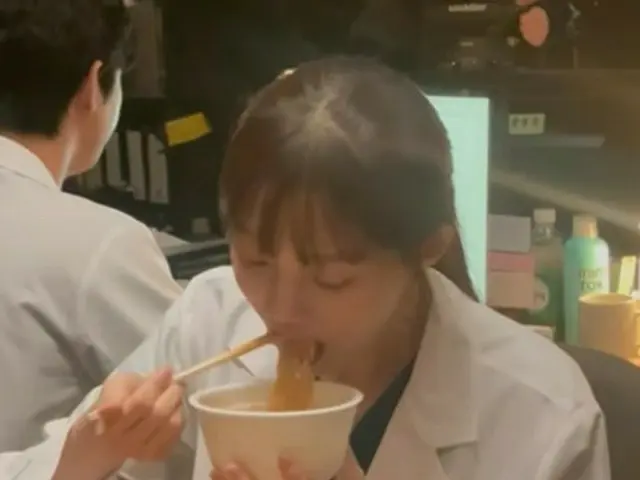 女優イ・ソンギョン、ラーメン食べる姿を誰かが盗撮！？