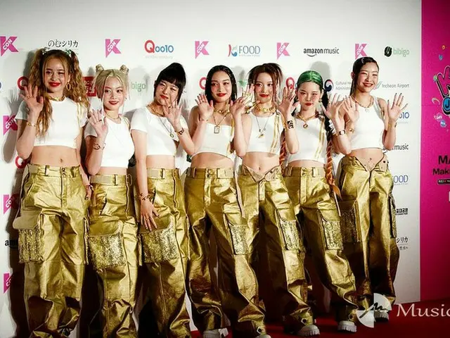 XG、ミニトップスで美ウエスト大胆に　美スタイル際立つ衣装でレッドカーペット