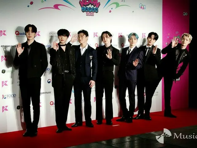 ATEEZ、紳士的なセットアップでクールにレッドカーペット　笑顔も