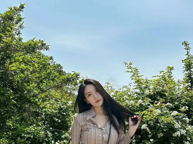 「KARA」知英（ジヨン）、白い花の前でさわやかな美貌発散