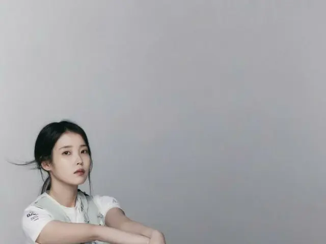 IU（アイユー）、アウトドアルックのグラビアを公開…シックでアクティブ