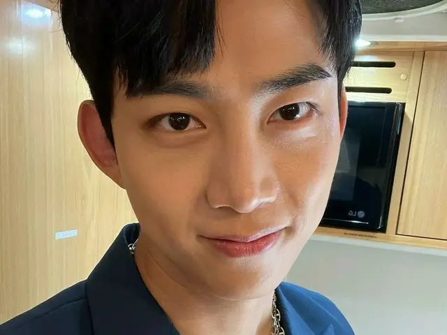 「2PM」テギョン、アメリカドラマ「XO，Kitty」出演の認証ショットを公開…ブルー系のスーツがよく似合う
