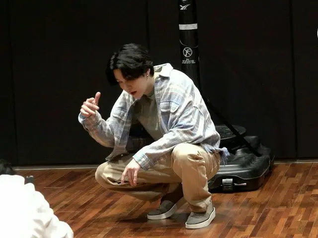 「BTS（防弾少年団）」SUGA、「Haegeum」チャレンジに参加した「NewJeans」、「SEVENTEEN」、「LE SSERAFIM」にお礼に韓牛セットとワインをプレゼント…センス最高なユンギ先輩（動画あり）