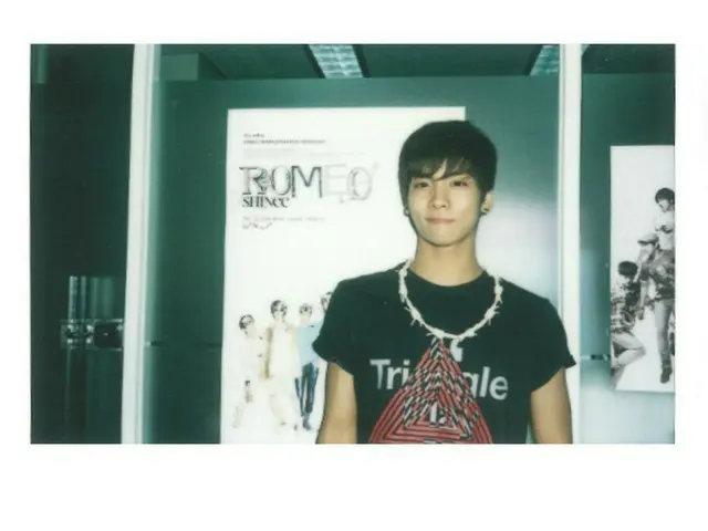 「SHINee」、デビュー15周年記念日までD-3…8番目のプレゼントは「Juliette」活動時のジョンヒョンさんのポラロイド写真！