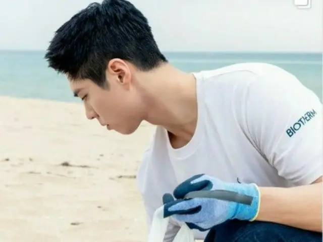俳優パク・ボゴム、海岸のごみ拾いも全力で…やっぱり顔も心もイケメン