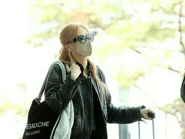 【空港写真】「BLACKPINK」ROSE、フランスへ出国…スーツケースは私が直接～