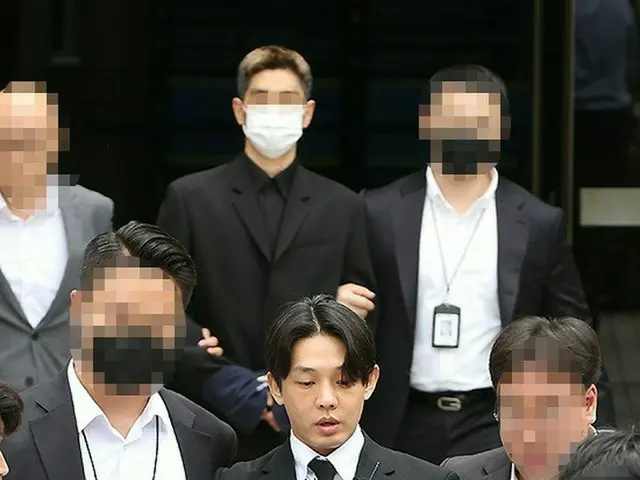 手錠をかけられ連行されるユ・アイン