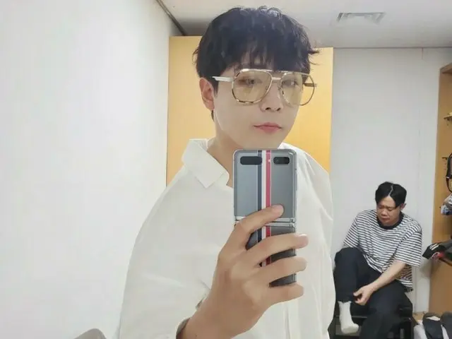 「FTISLAND」イ・ホンギ、ミュージカル「ハーラン・カウンティー」の楽屋でミラーセルフィー…後ろに写った俳優アン・セハが視線強奪