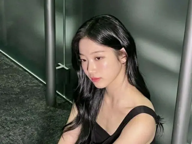 「LE SSERAFIM」カズハ、直角の肩＋か細い首のラインを披露…圧倒的なビジュアル